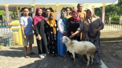 Pj.Kades Mrawan Kusmiati S.P,M.M dan Babinsa Sertu Suryadi Pantau Pelaksanaan Qurban
