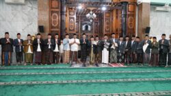 Bupati dan Wakil Bupati Sidoarjo Laksanakan Sholat Idul Adha 1446 H Bersama Ribuan Jamaah Di Masjid Agung, Moment Berbagi di Tengah Khusyuknya Ibadah