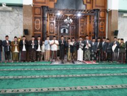 Bupati dan Wakil Bupati Sidoarjo Laksanakan Sholat Idul Adha 1446 H Bersama Ribuan Jamaah Di Masjid Agung, Moment Berbagi di Tengah Khusyuknya Ibadah