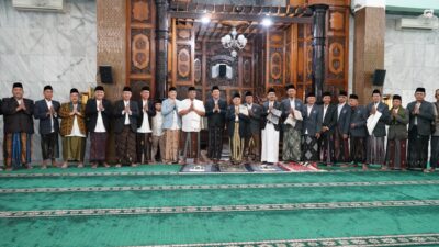 Bupati dan Wakil Bupati Sidoarjo Laksanakan Sholat Idul Adha 1446 H Bersama Ribuan Jamaah Di Masjid Agung, Moment Berbagi di Tengah Khusyuknya Ibadah