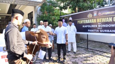 Kapolres Bondowoso Serahkan Hewan Qurban kepada Panitia Qurban dalam Rangka Idul Adha 2025