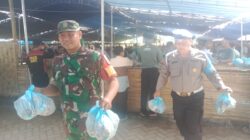 Babinsa Dadapan Salurkan 1.161 Daging Kurban hingga Bantu Nenek Pingsan di Ponpes Al Ishlah