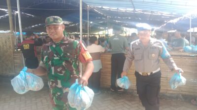 Babinsa Dadapan Salurkan 1.161 Daging Kurban hingga Bantu Nenek Pingsan di Ponpes Al Ishlah