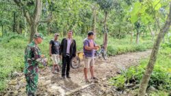 Jalan Desa Selesai Dibangun, Babinsa Pastikan Hasil Sesuai Rencana