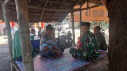 Babinsa Batu Salang Ajak Warga Ngopi Santai Bahas Keamanan Lingkungan