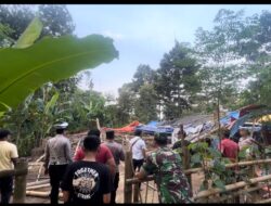 Personel Gabungan Polres Pasuruan Bongkar Arena Sabung Ayam di Purwodadi