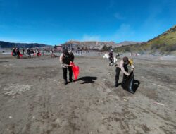 Sambut Hari Bhayangkara ke-79, Polres Probolinggo Bersih – bersih di Gunung Bromo