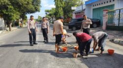 Minimalisir Laka Lantas Polres Bondowoso Tambal Jalan Berlubang: Bakti Polri di Hari Bhayangkara ke – 79
