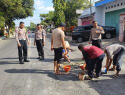 Minimalisir Laka Lantas Polres Bondowoso Tambal Jalan Berlubang: Bakti Polri di Hari Bhayangkara ke – 79