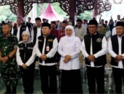 Gubernur Jawa Timur Menyerahkan Bantuan Sosial Senilai 6,3 Miliar