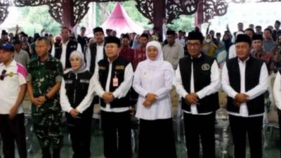 Gubernur Jawa Timur Menyerahkan Bantuan Sosial Senilai 6,3 Miliar