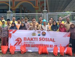 Polsek Curahdami Polres Bondowoso BagikanRatusan Sembako dalam Rangka HUT Bhayangkara ke-79