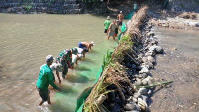 TNI dan Warga Desa Leprak Bersatu Normalisasi Irigasi, Bukti Gotong Royong Masih Hidup