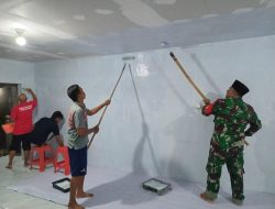 Aksi Inspiratif Babinsa Curahdami: Turun Langsung Cat Musholla Bersama Warga