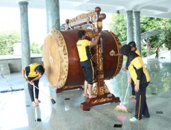 Bersihkan Masjid Agung, Puluhan Personel Polres Bangkalan Gelar Bakti Religi Sambut Hari Bhayangkara ke – 79