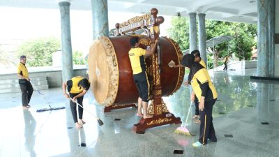 Bersihkan Masjid Agung, Puluhan Personel Polres Bangkalan Gelar Bakti Religi Sambut Hari Bhayangkara ke – 79