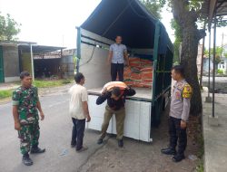 Sinergi TNI dan Pemerintah: Babinsa Dampingi Distribusi Pupuk Gratis bagi Petani Tembakau