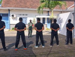 Tegas, Humanis, Inspiratif! Babinsa Maesan Latih Security Jadi Garda Tangguh Gudang AOI