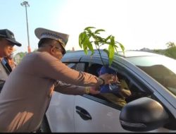 Sambut Hari Bhayangkara ke-79, Ditlantas Polda Riau dan PT Hutama Karya Tebar Kepedulian di Jalan Tol