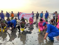 Jelang Hari Bhayangkara, Polres Situbondo Tanam Mangrove dan Bagi Bansos untuk Warga Pesisir