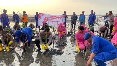 Jelang Hari Bhayangkara, Polres Situbondo Tanam Mangrove dan Bagi Bansos untuk Warga Pesisir