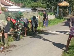 Babinsa 0822 dan Warga Mangli Kompak Gelar Kerja Bakti Cegah Banjir