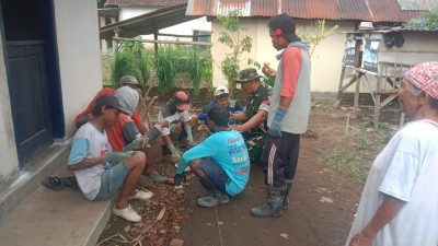 Babinsa di Bondowoso Ikut Gotong Royong Bangun Rumah Warga,TNI Sahabat Kami