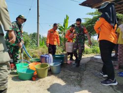 Krisis Air Melanda,Babinsa Turun Tangan Langsung Salurkan Air Bersih Ke Desa Lumutan