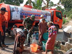 Babinsa Tangguh Serda Abu Bakar ,Terjun Langsung Droping Air Bersih di Tengah Kekeringan Wonosari