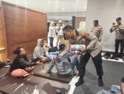 Polresta Banyuwangi dan ASDP Beri Puluhan Selimut dan Matras di Posko Ketapang untuk Keluarga Korban KMP Tunu Pratama