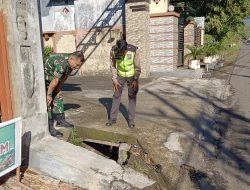 Babinsa Turun ke Perumahan, Pastikan Keamanan dan Saluran Air Aman di Griya Sandika