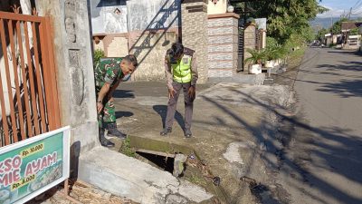 Babinsa Turun ke Perumahan, Pastikan Keamanan dan Saluran Air Aman di Griya Sandika