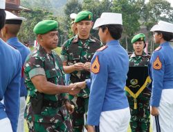 Gubernur Akmil Serahkan Penghargaan
