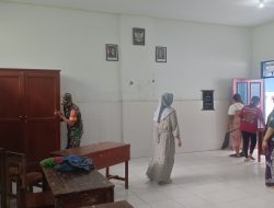 TNI Peduli Pendidikan! Babinsa Kodim Bondowoso Bantu Bersihkan Sekolah Demi Kenyamanan Belajar Siswa