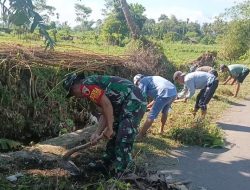 Minggu Pagi Sertu Syahpudin dan Warga Padasan Gotong Royong Bangun Lingkungan