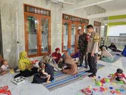 TNI-Polri Kompak Dampingi Posyandu Balita dan Lansia di Prajekan Lor