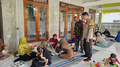 TNI-Polri Kompak Dampingi Posyandu Balita dan Lansia di Prajekan Lor