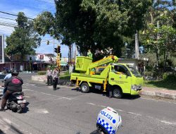 Polres Bondowoso laksanakan pemotongan dahan pohon yang menutupi rambu lalu lintas dalam rangka ops patuh Semeru 2025