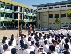 Babinsa 0822 Latih Disiplin Pelajar MTs Al Taqwa Lewat PBB, Tanamkan Nilai Kebangsaan Sejak Dini