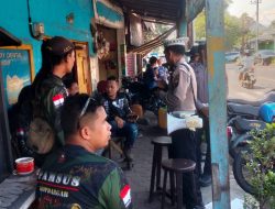 Polantas Menyapa Komunitas RX King dalam Rangka Operasi Patuh Semeru 2025 di Jl. Mastrip Bondowoso