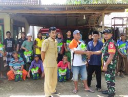 Babinsa Kodim 0822 dan PPL Desa Bandilan Kawal Penyerahan Bantuan Benih Padi M70D kepada Poktan Rimba Jaya