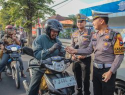 Bukan Razia Biasa, Polres Jember Jadikan Operasi Patuh Semeru Aksi Senyum dan Cokelat untuk Keselamatan