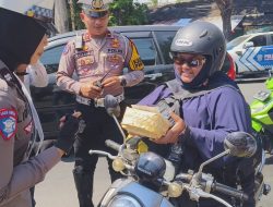 Satlantas Polres Bondowoso melaksanakan Operasi Patuh Semeru 2025 dengan Bagikan Besek Tape