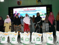 Danrem 083/Baladhika Jaya Serahkan Bantuan Beras SPHP kepada Warga Bondowoso