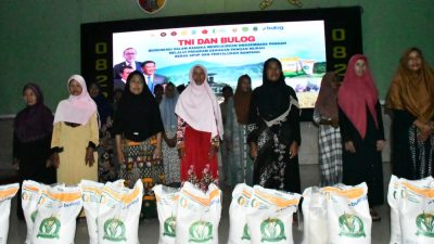 Danrem 083/Baladhika Jaya Serahkan Bantuan Beras SPHP kepada Warga Bondowoso