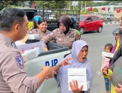 Suasana Kota Pekanbaru Mendadak Adem, Ditlantas Polda Riau Bagikan Ratusan Nasi Kotak di Tengah Terik Siang