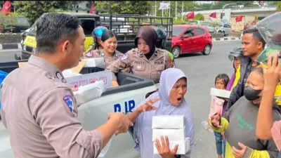 Suasana Kota Pekanbaru Mendadak Adem, Ditlantas Polda Riau Bagikan Ratusan Nasi Kotak di Tengah Terik Siang