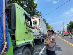 Polisi Peduli : Polresta Banyuwangi Berbagi Nasi Kotak untuk Sopir Truk di Jalur Pelabuhan Ketapang
