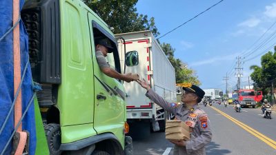 Polisi Peduli : Polresta Banyuwangi Berbagi Nasi Kotak untuk Sopir Truk di Jalur Pelabuhan Ketapang