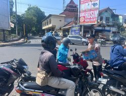 Polres Bondowoso Beri Himbauan dan Bantuan Air Minum kepada Pengantre BBM